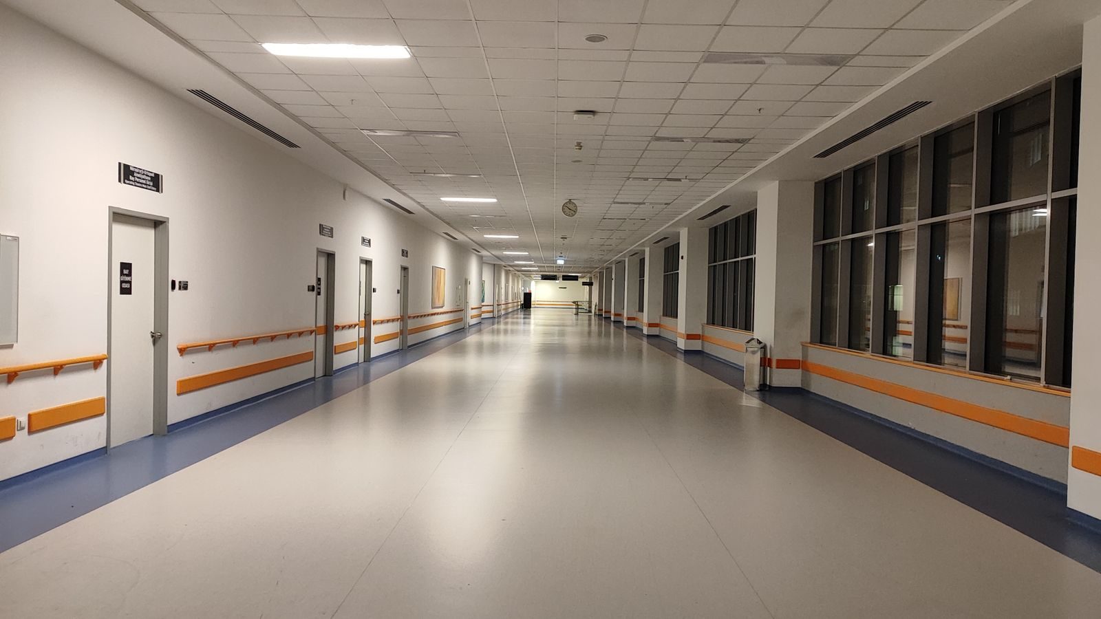 Pasillo hospitalario conectado por la red neumática